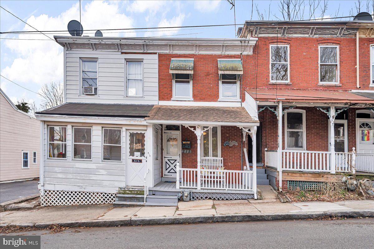 215 8th Street Brookhaven, PA 19015 - Photo 2 of 29 front view of a house