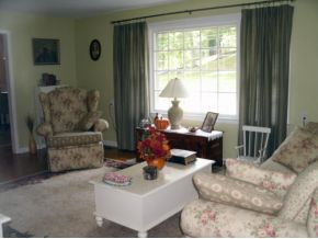 15204 Wilderness Road Bristol, VA 24202 - Photo 9 of 20 Living Room