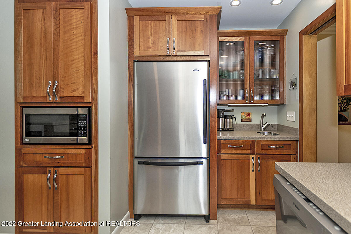 2807 South Cambridge Road Lansing, MI 48911 - Photo 10 of 28 Kitchen