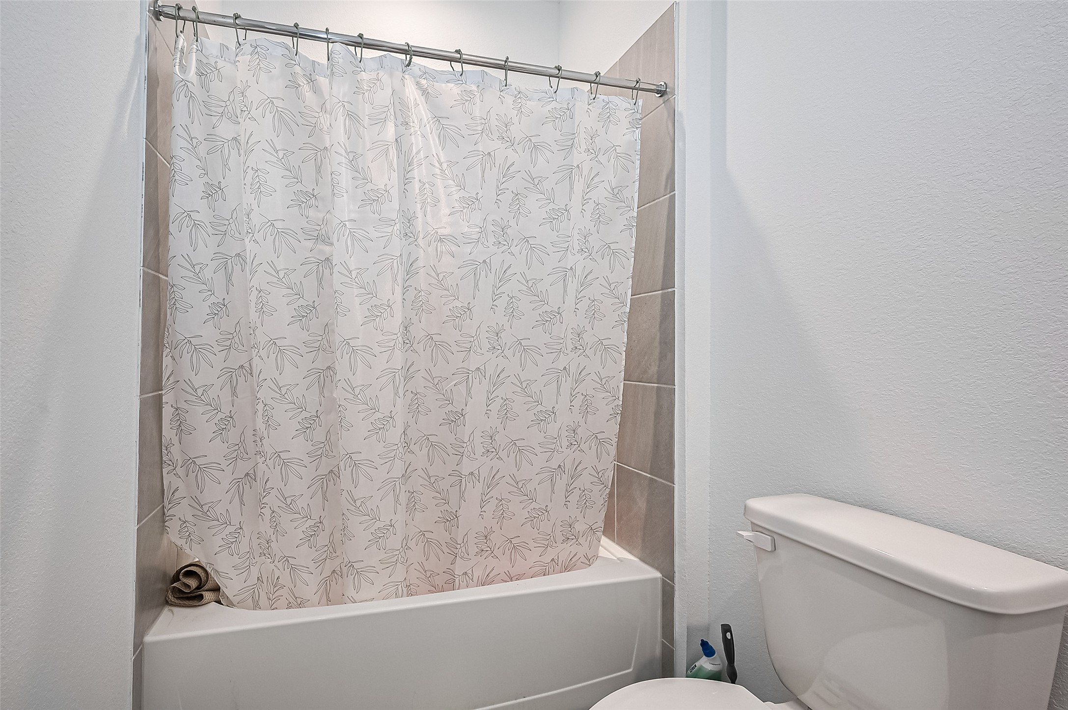 40434 Basalt Elm Road Magnolia, TX 77354 - Photo 18 of 41 a bathroom with a bathtub and shower