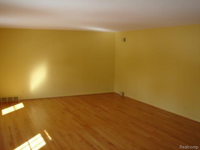 38 Warner Road Grosse Pointe, MI 48236 - Photo 11 of 12 008.jpg