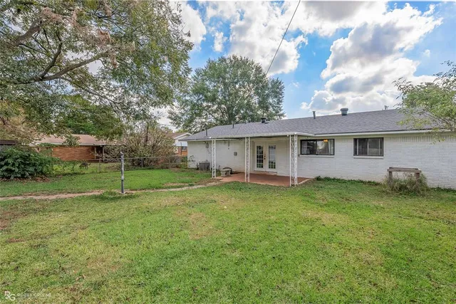 a view of a back yard