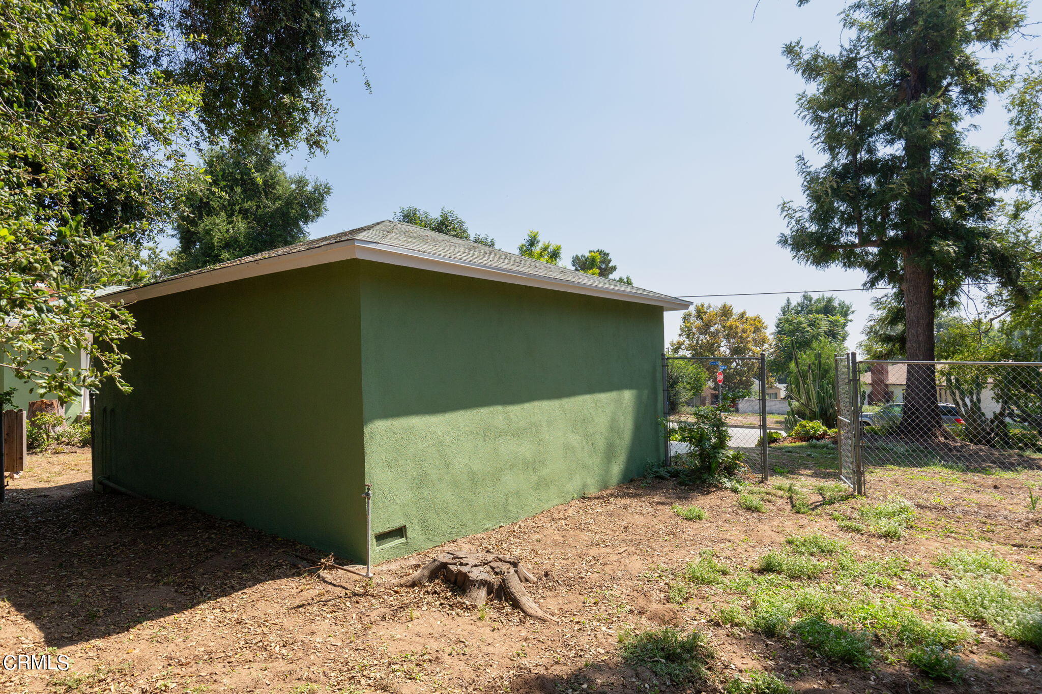 3565 McNally Avenue Altadena, CA 91001 - Photo 20 of 33 a backyard of a house with barbeque oven