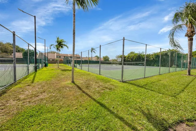 a view of a backyard