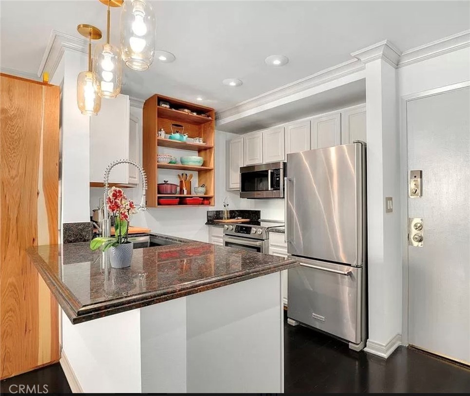 750 North Kings Road, Unit 325 West Hollywood, CA 90069 - Photo 2 of 16