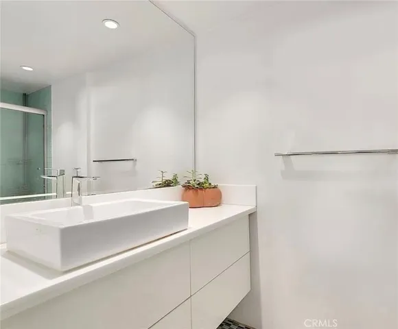 $2,800 | 750 North Kings Road, Unit 325, West Hollywood, CA 90069