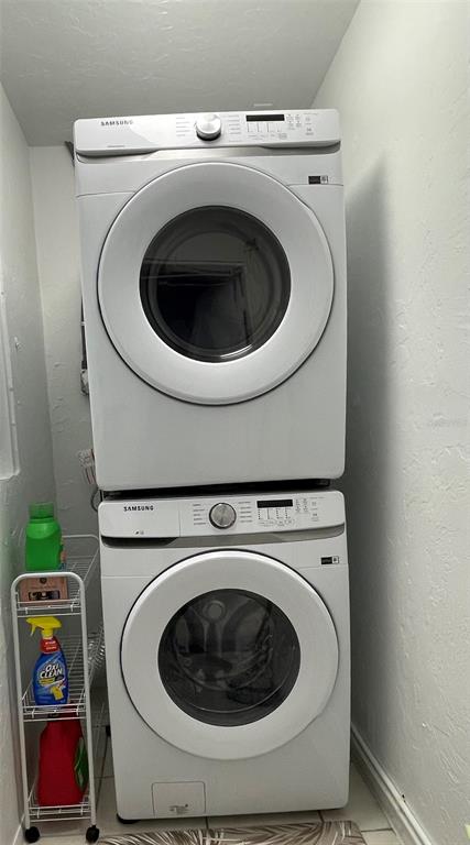 828 South Tuttle Avenue, Unit B Sarasota, FL 34237 - Photo 14 of 63 a utility room with dryer and washer