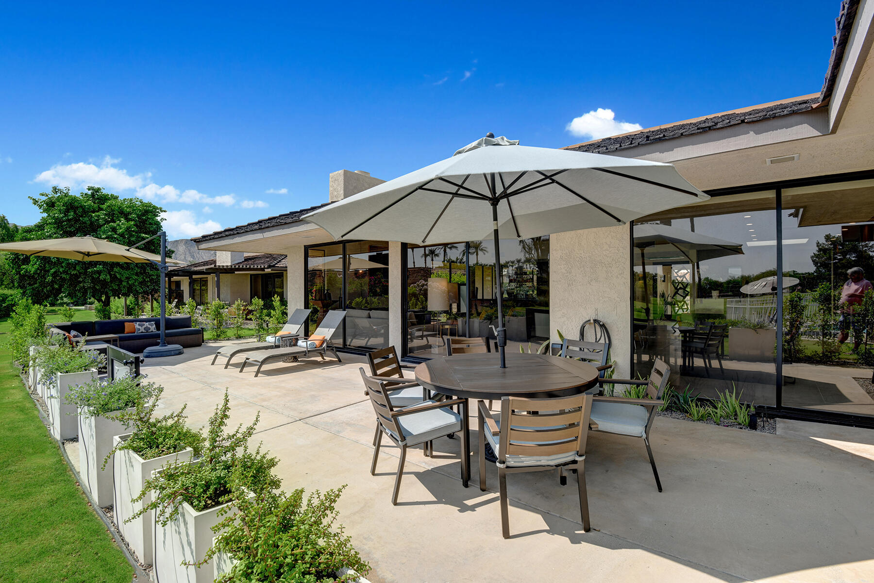 73 Princeton Drive Rancho Mirage, CA 92270 - Photo 39 of 44 a view of patio with chairs and table under an umbrella