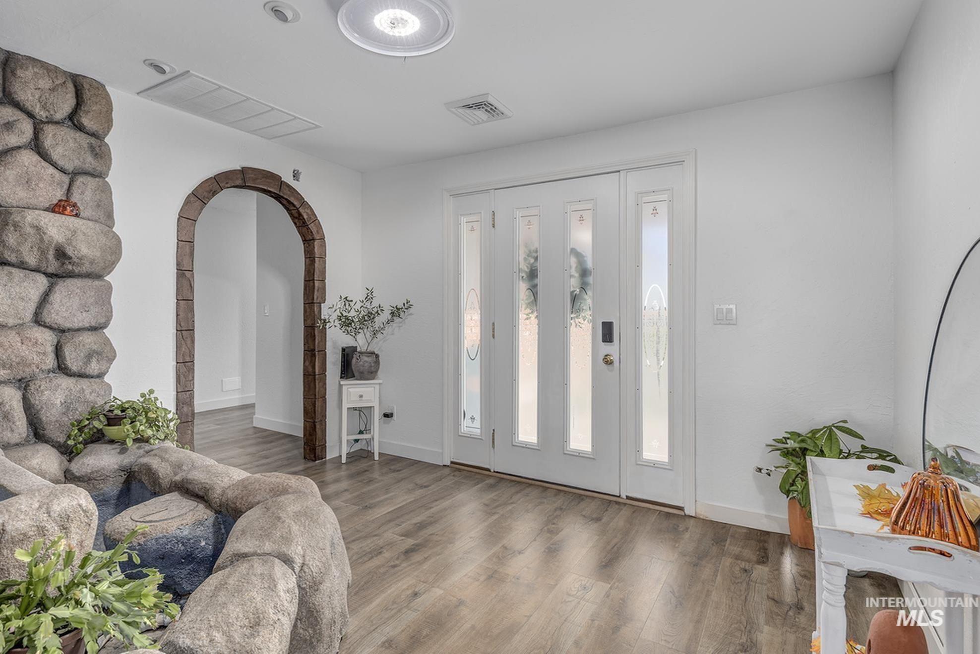 394 Chester Road Ontario, OR 97914 - Photo 2 of 40 Foyer with wood finished floors and arched walkways