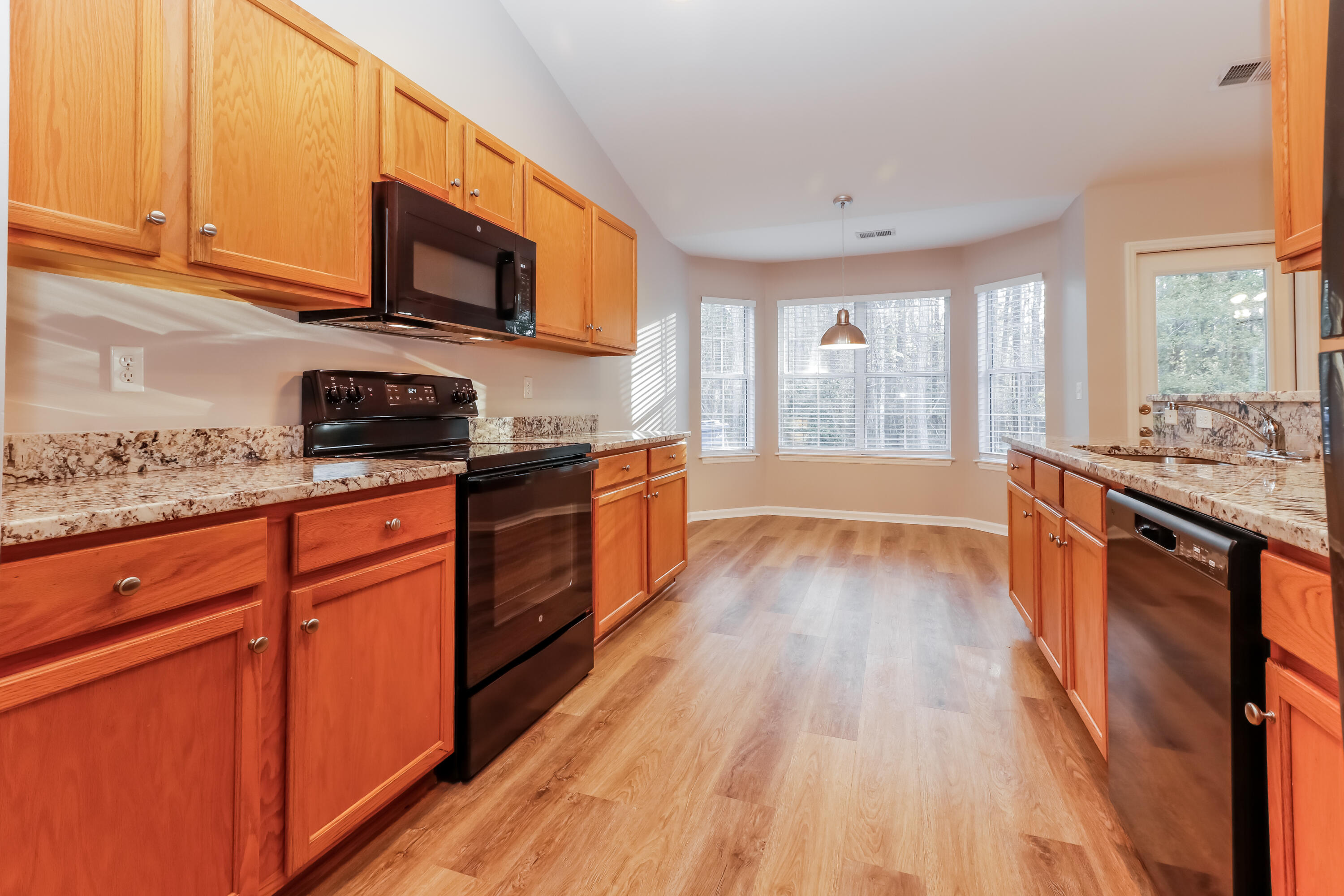9068 Fieldstone Summerville, SC 29485 - Photo 8 of 15 1004896.9068 Fieldstone Trace - Kitchen