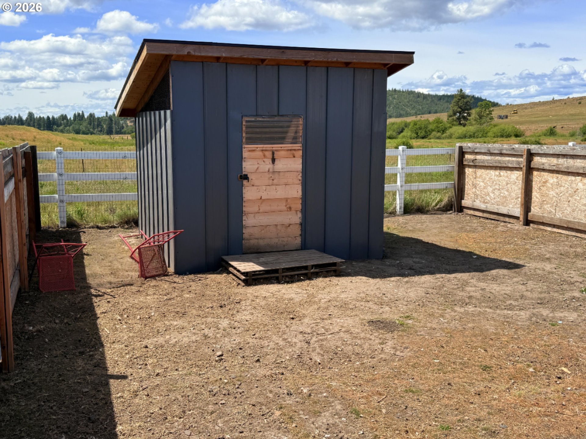 19 Inverness Road Goldendale, WA 98620 - Photo 47 of 48 a view of a backyard of the house