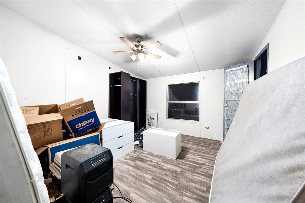 1536 New Hope Road Boyd, TX 76023 - Photo 38 of 40 a living room with furniture and a flat screen tv