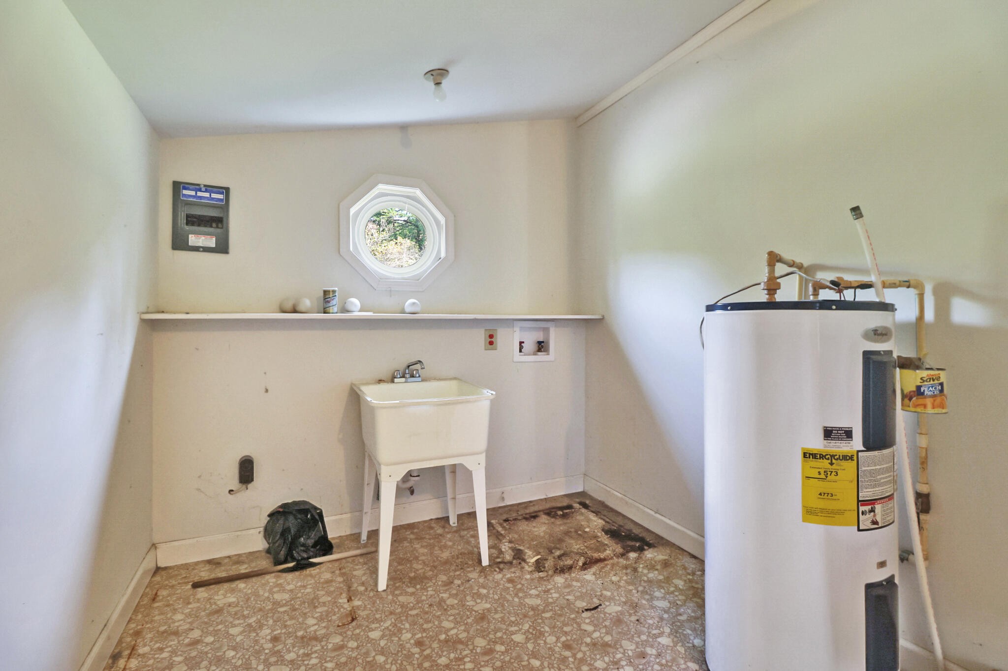 3702 Toestring Valley Road Spring City, TN 37381 - Photo 23 of 28 a view of kitchen appliances and living room