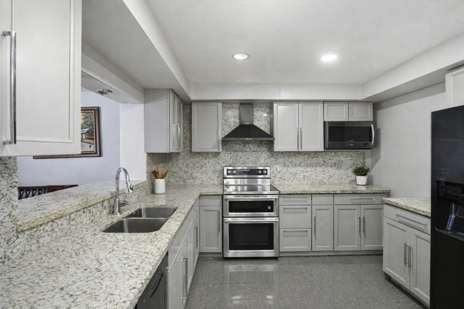 640 Southwest 68th Terrace Pembroke Pines, FL 33023 - Photo 14 of 33 Photo 14