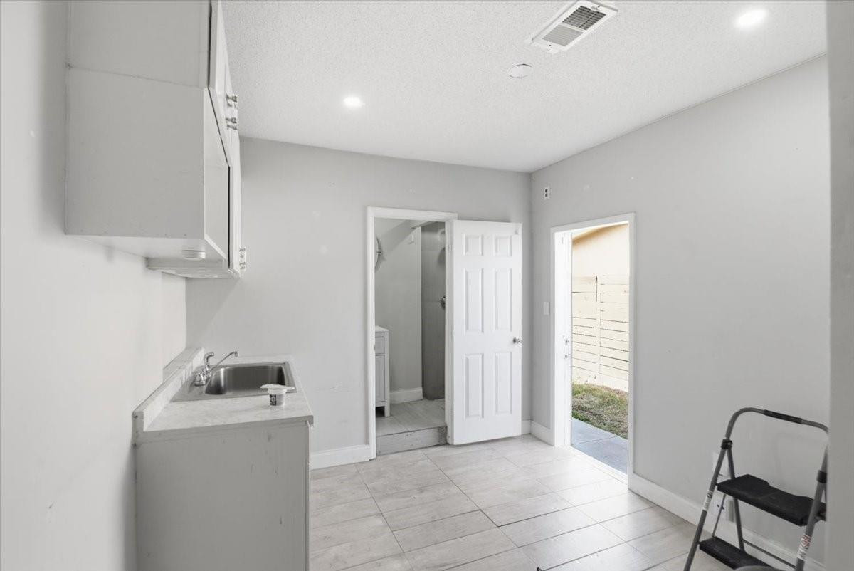 640 Southwest 68th Terrace Pembroke Pines, FL 33023 - Photo 25 of 33 Efficiency