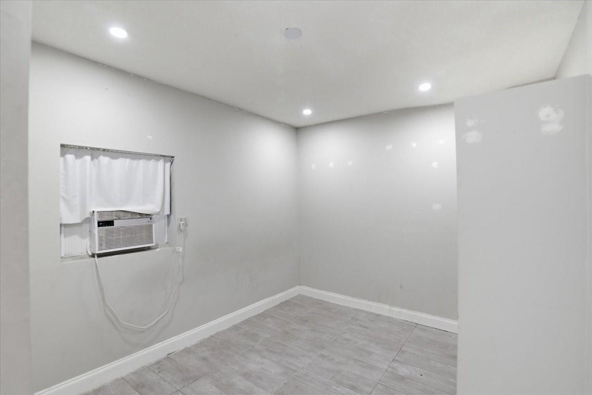 640 Southwest 68th Terrace Pembroke Pines, FL 33023 - Photo 28 of 33 Efficiency