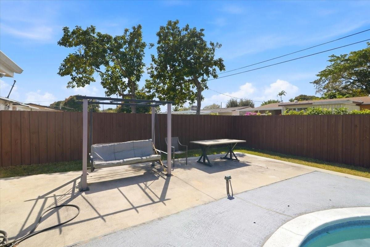 640 Southwest 68th Terrace Pembroke Pines, FL 33023 - Photo 5 of 33 Photo 5