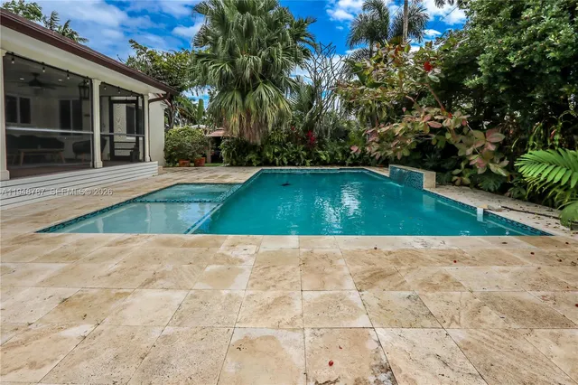 a view of a backyard