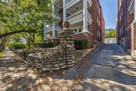 $215,000 | 4314 Oak Street, Unit 1N, Kansas City, MO 64111