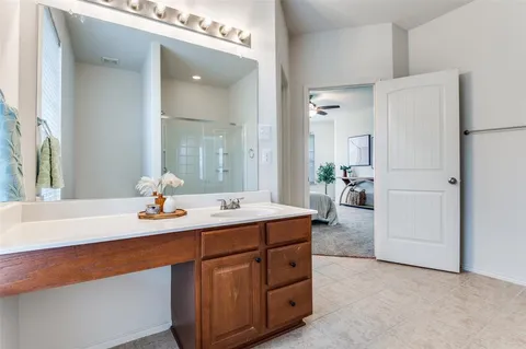 a en suite bathroom with a double vanity sink and mirror