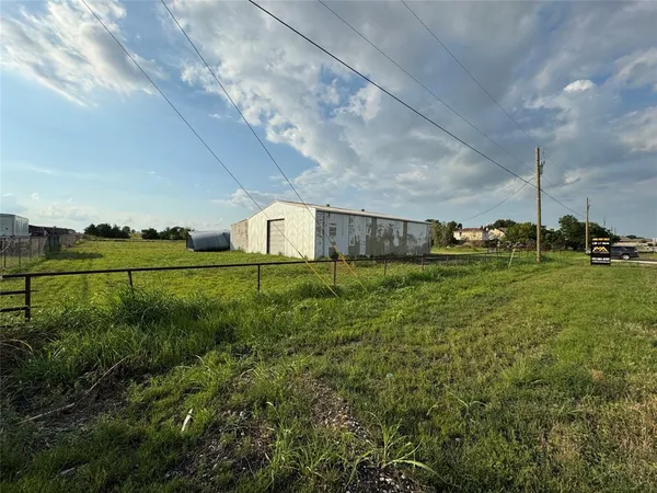 a view of a back yard