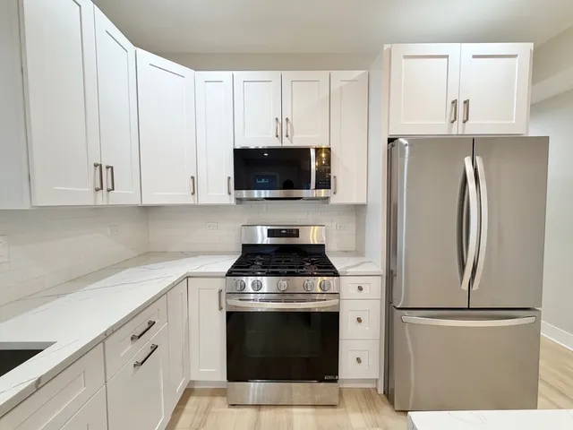 $3,800 | 4908 North Rockwell Street, Unit 2, Chicago, IL 60625