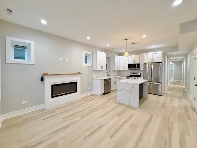 $3,800 | 4908 North Rockwell Street, Unit 2, Chicago, IL 60625