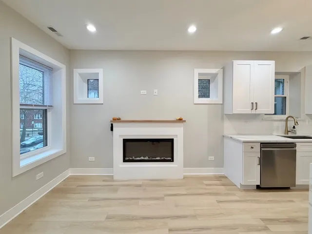 $3,800 | 4908 North Rockwell Street, Unit 2, Chicago, IL 60625