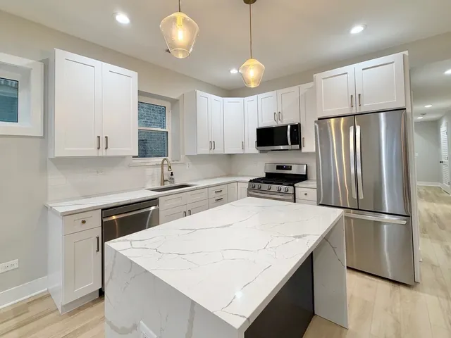 $3,800 | 4908 North Rockwell Street, Unit 2, Chicago, IL 60625