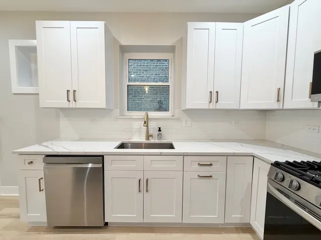 $3,800 | 4908 North Rockwell Street, Unit 2, Chicago, IL 60625