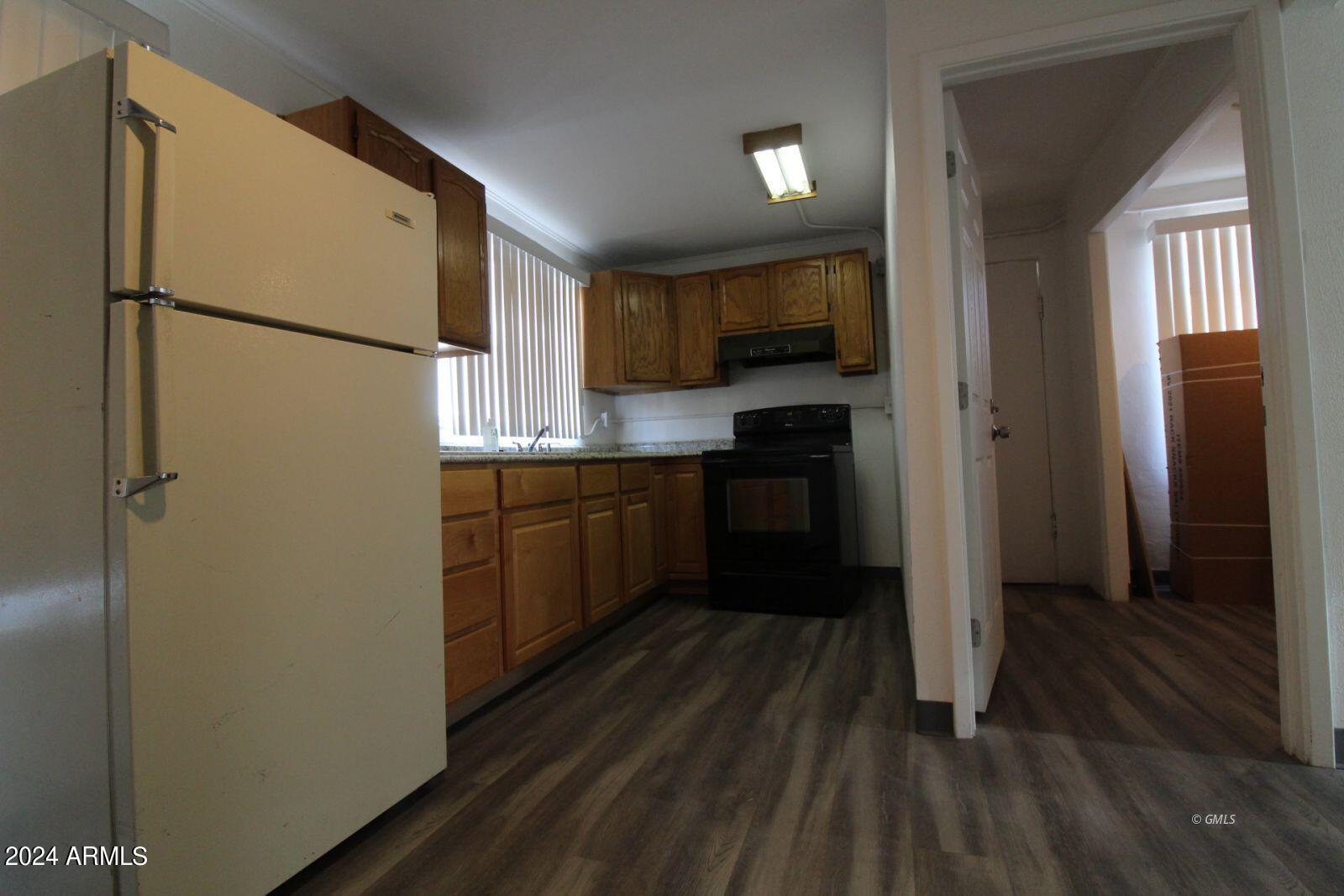 737 Live Oak Street Miami, AZ 85539 - Photo 2 of 9 1400269_lg