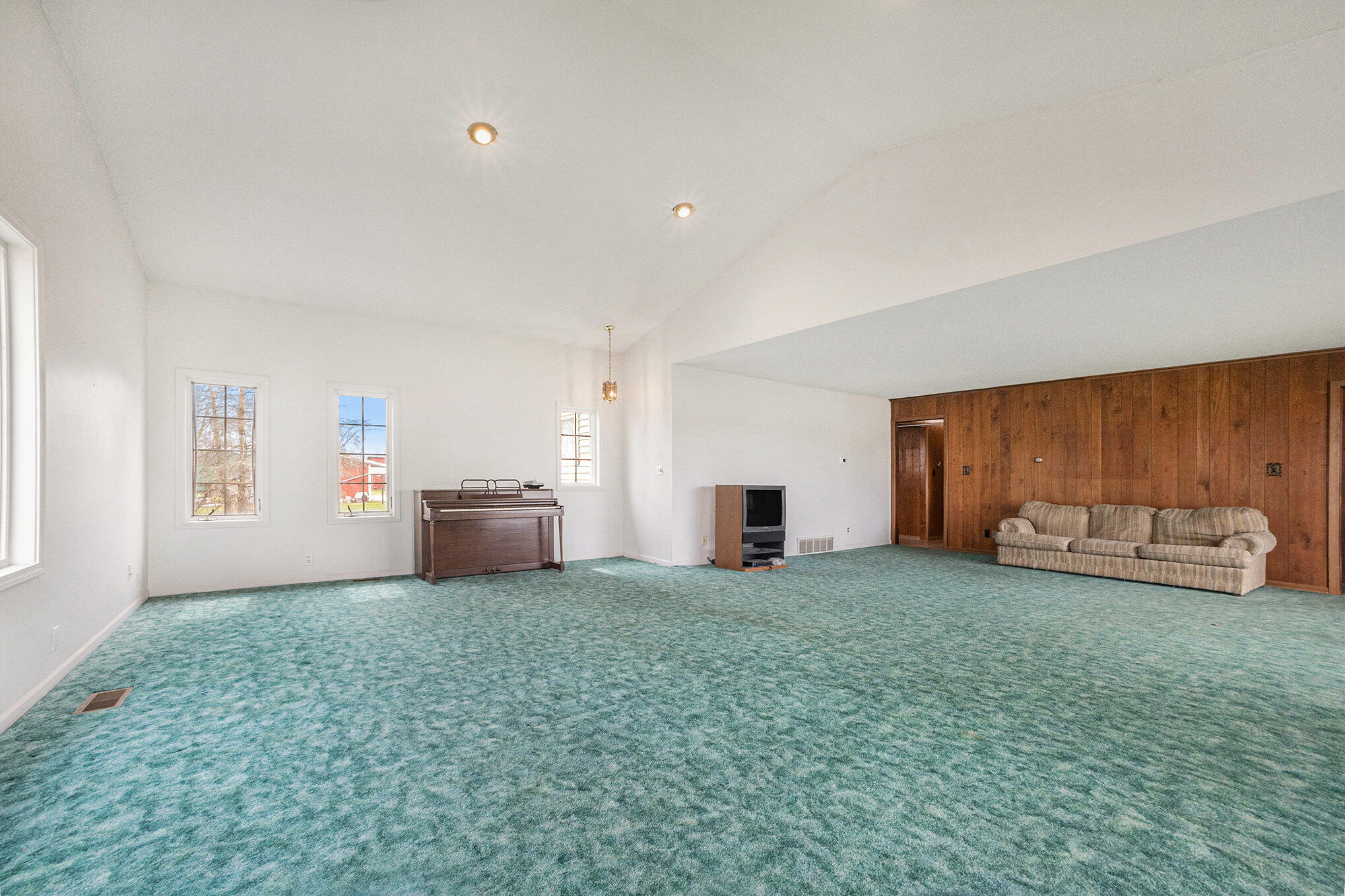 8813 Heights Ravenna Road Ravenna, MI 49451 - Photo 18 of 46 Huge living room....