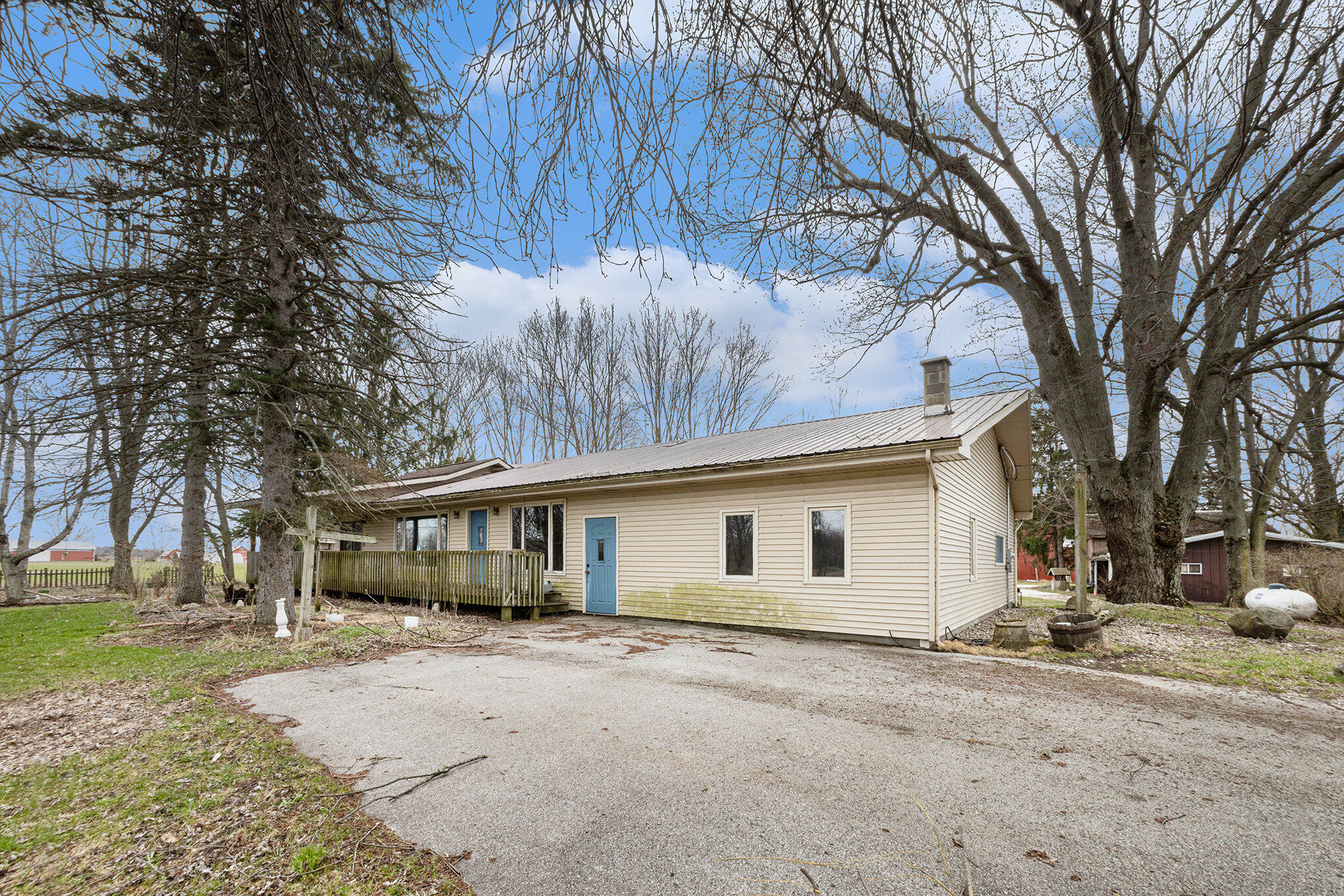 8813 Heights Ravenna Road Ravenna, MI 49451 - Photo 10 of 46 Front deck...