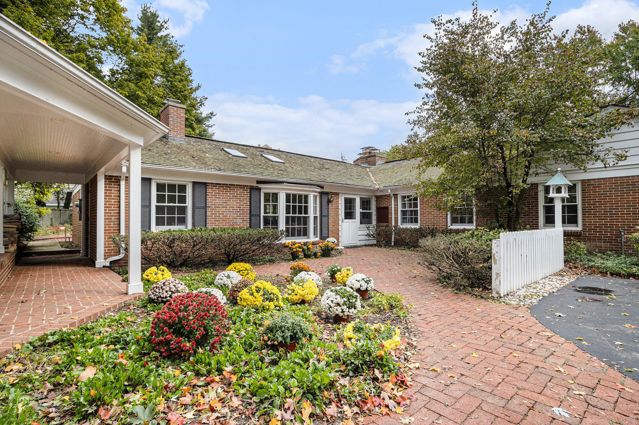 1734 Embury Road Kalamazoo, MI 49008 - Photo 3 of 22 003_1734embury_4_779