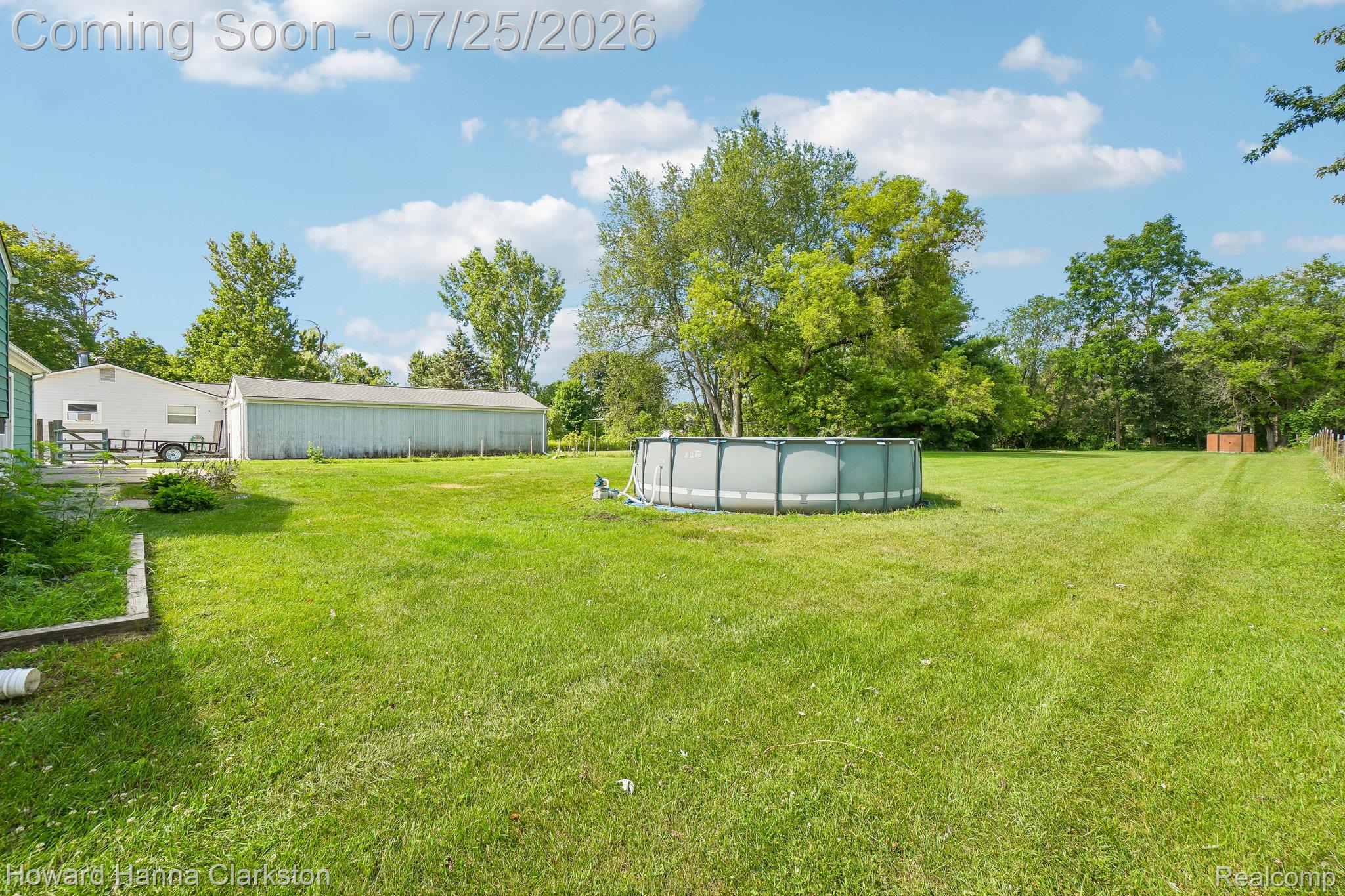 950 Beardon Road Lake Orion, MI 48362 - Photo 32 of 40 Expansive yard with pool.