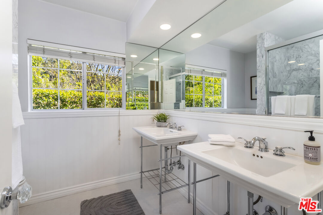 8606 Allenwood Road Los Angeles, CA 90046 - Photo 16 of 33