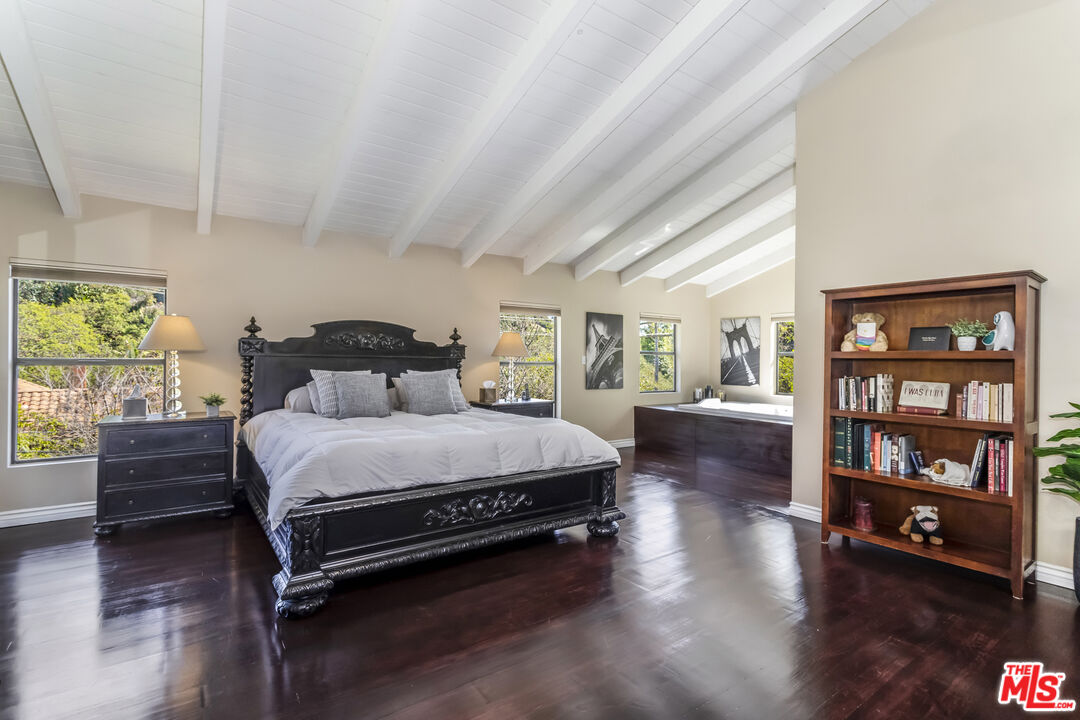 8606 Allenwood Road Los Angeles, CA 90046 - Photo 18 of 33