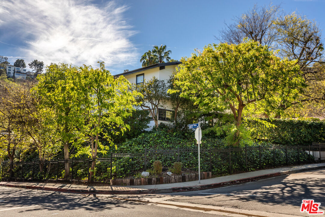 8606 Allenwood Road Los Angeles, CA 90046 - Photo 32 of 33