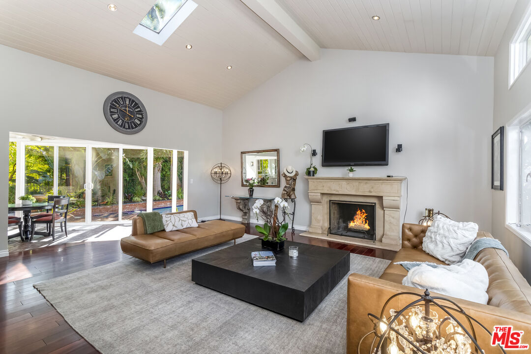 8606 Allenwood Road Los Angeles, CA 90046 - Photo 4 of 33