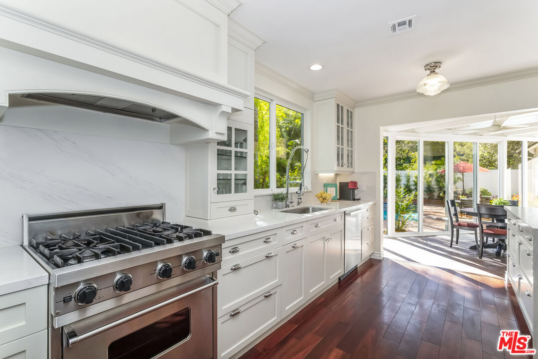 8606 Allenwood Road Los Angeles, CA 90046 - Photo 9 of 33