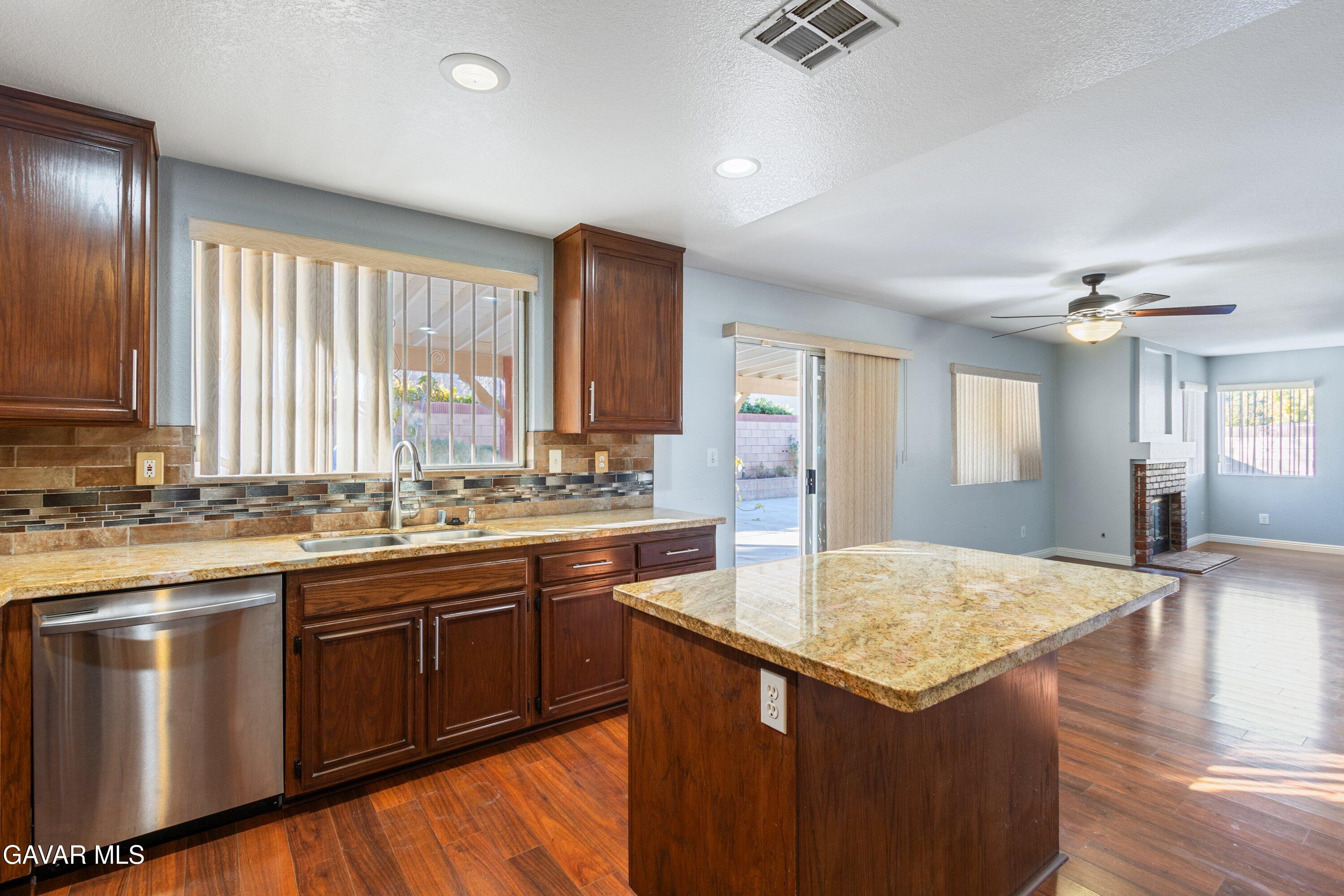 44103 Sundance Court Lancaster, CA 93535 - Photo 4 of 28 sundance 15