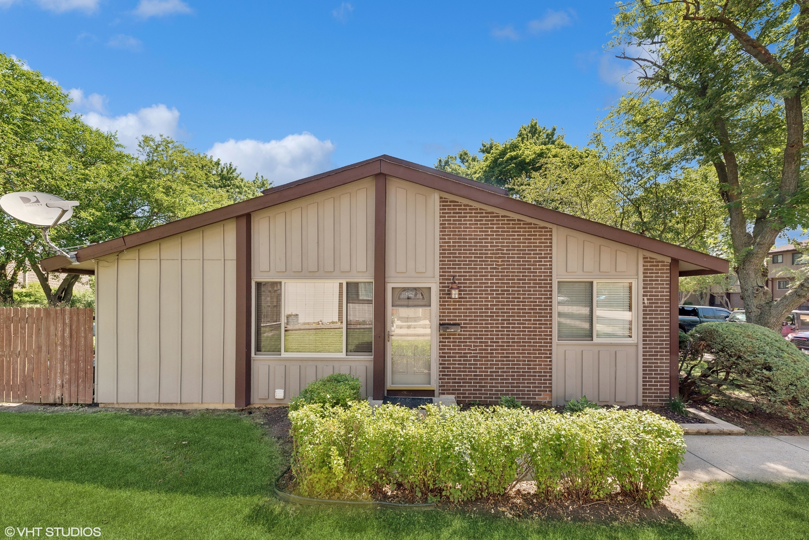 602 Forum Drive Roselle, IL 60172 - Photo 2 of 15 a front view of a house with garden