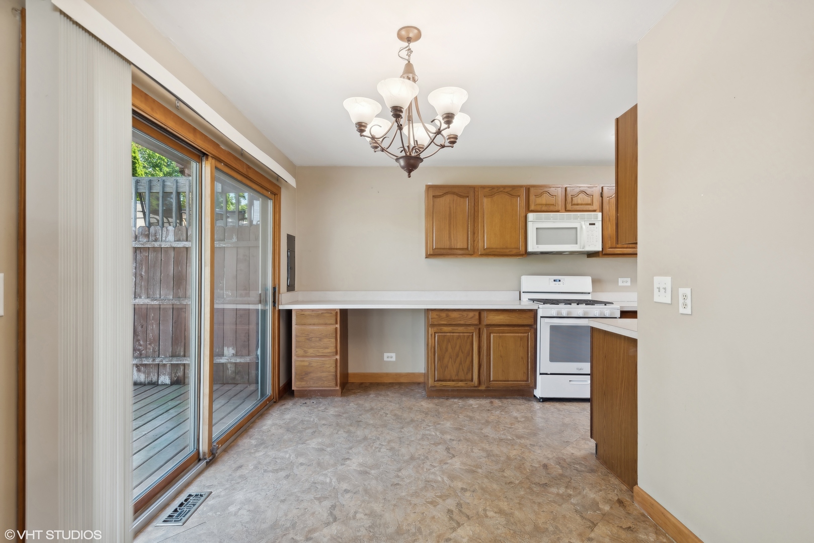 602 Forum Drive Roselle, IL 60172 - Photo 9 of 15 a spacious bathroom with a granite countertop sink a large mirror and a bathtub
