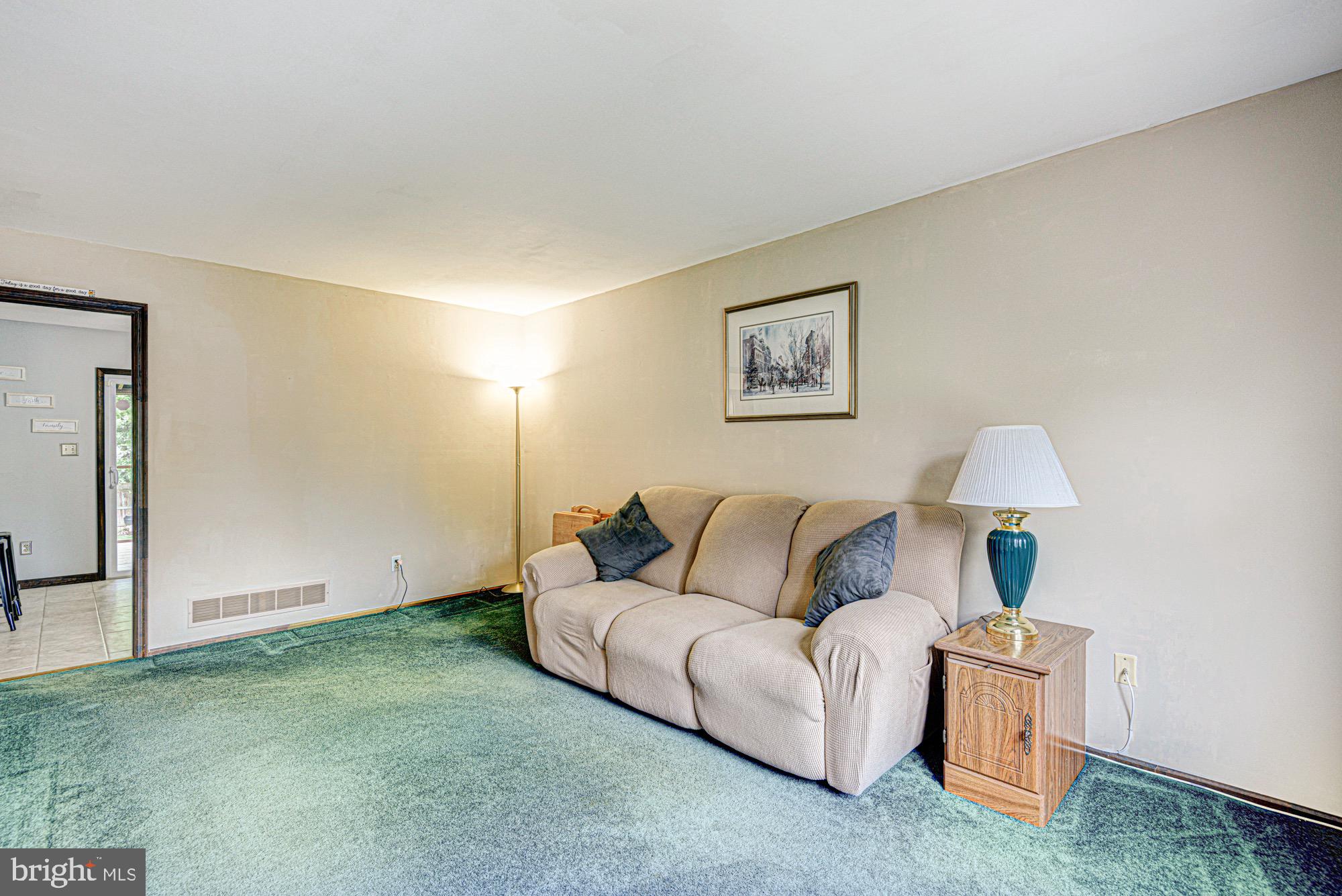 8 Risa Court Newark, DE 19702 - Photo 25 of 58 a living room with furniture and a lamp