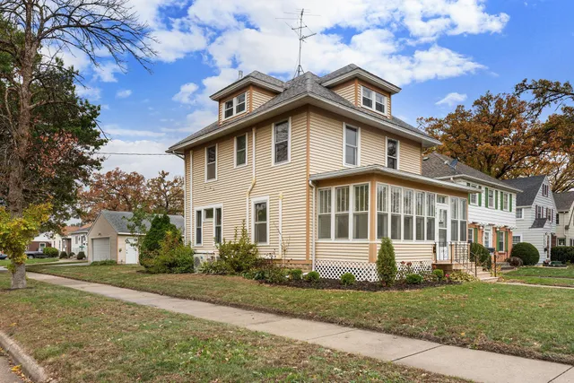 $199,900 | 701 11th Street Northwest, Austin, MN 55912