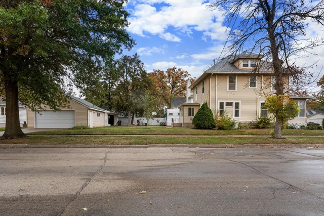 $199,900 | 701 11th Street Northwest, Austin, MN 55912