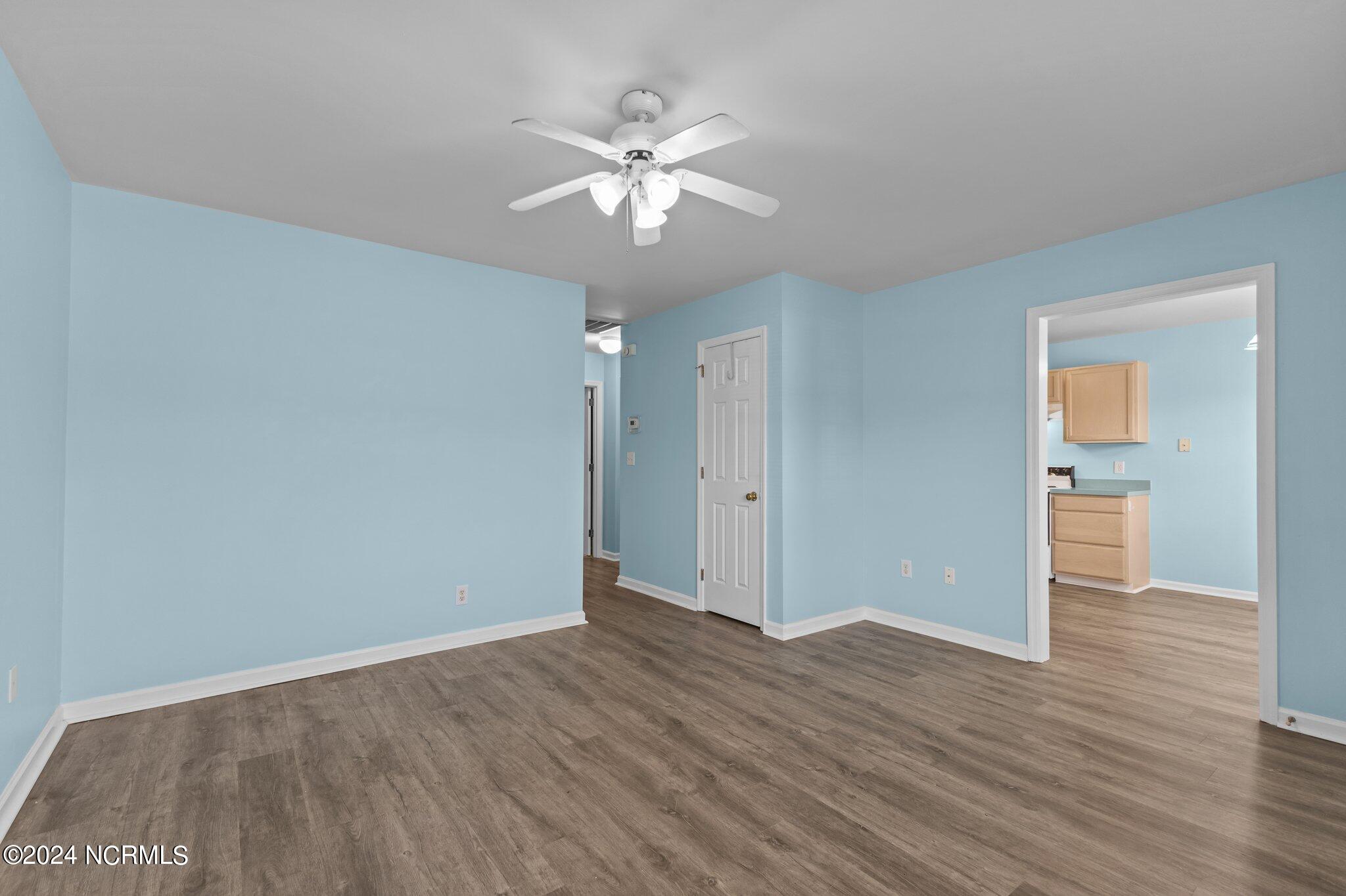 303 Barbour Road, Unit 1102 Morehead City, NC 28557 - Photo 8 of 44 Living