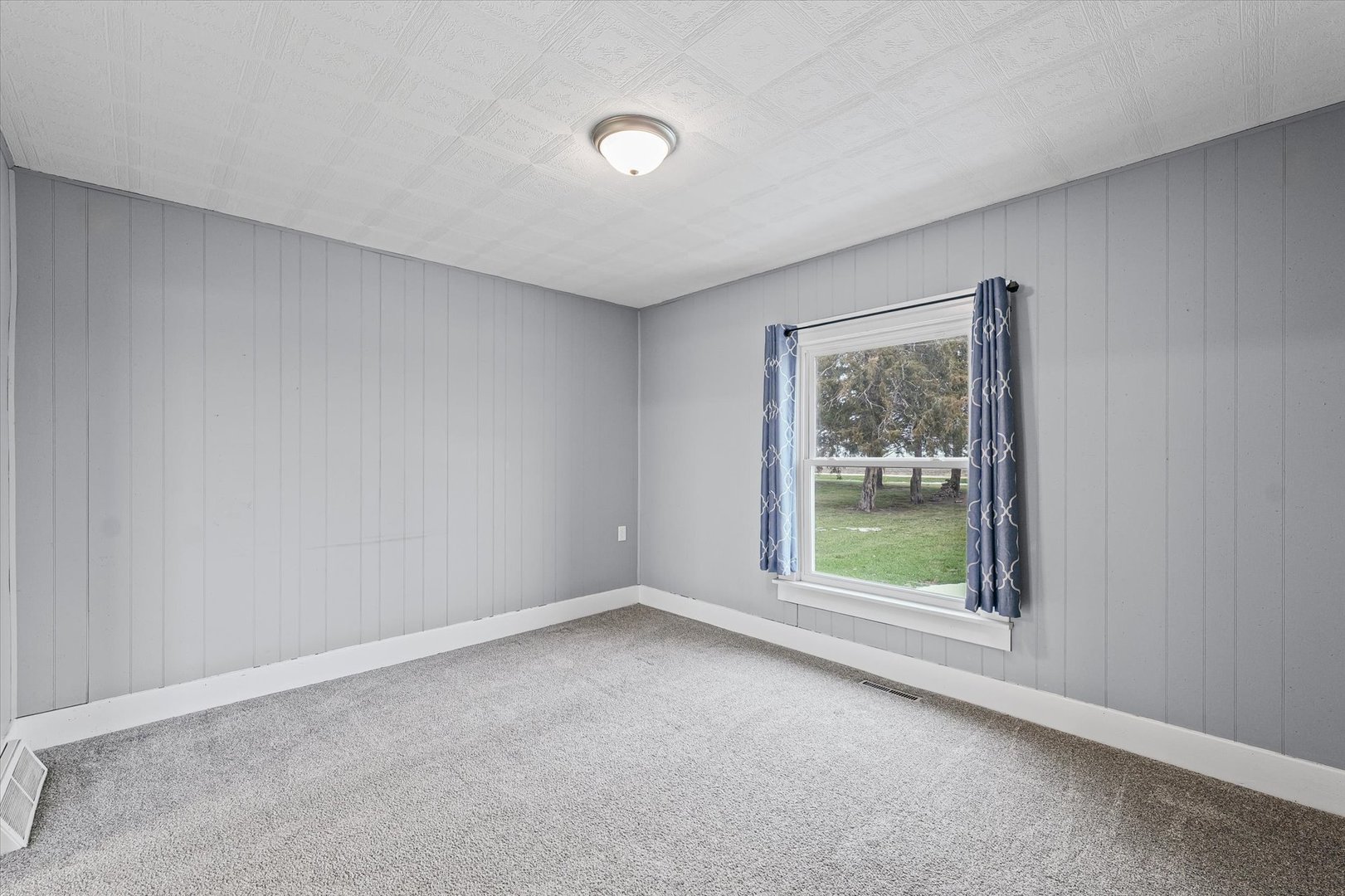 1471 East 100th Road North Rankin, IL 60960 - Photo 16 of 39 an empty room with windows