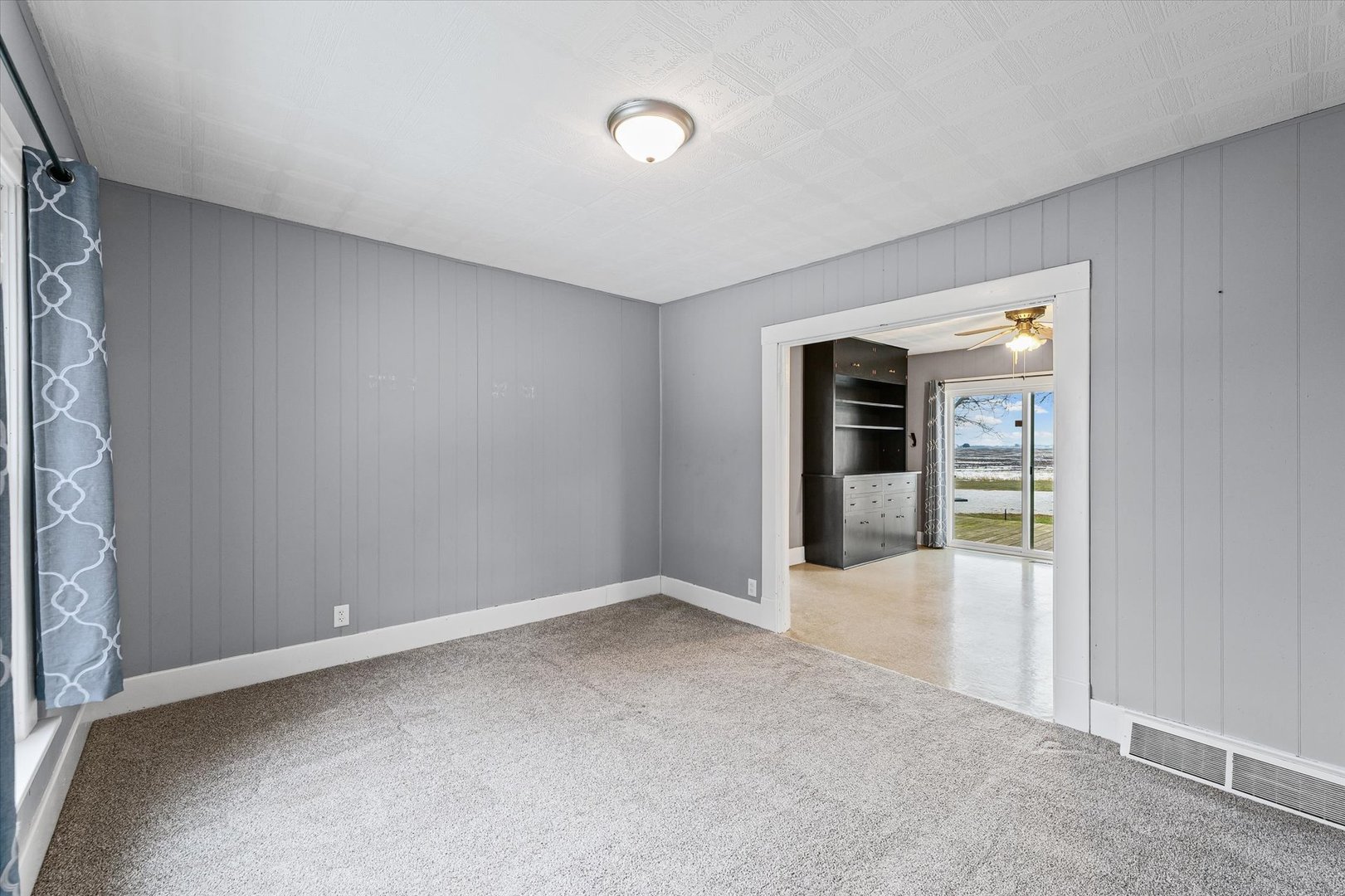 1471 East 100th Road North Rankin, IL 60960 - Photo 17 of 39 an empty room with entrance door