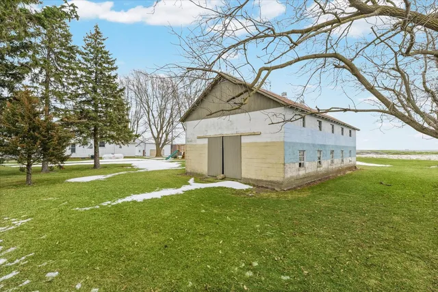 a view of a house with backyard and garden